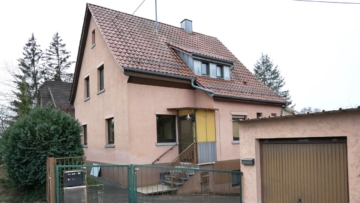 Einfamilienhaus mit großem Garten, 2 Garagen, Carport – sofort frei!, 71522 Backnang, Einfamilienhaus